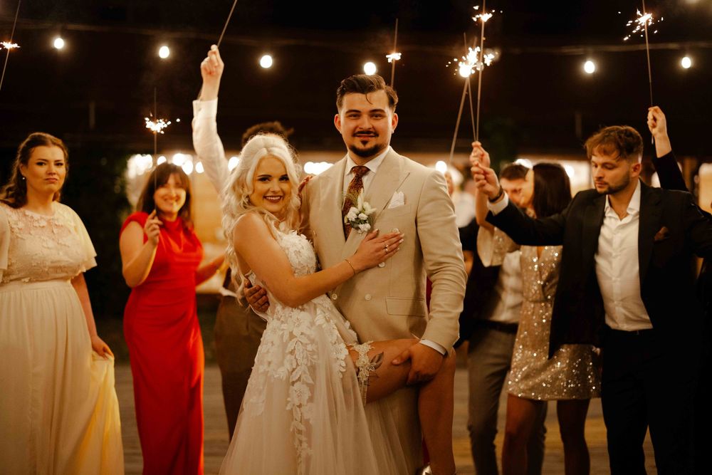 Dynamiczny pierwszy taniec w plenerze, zimne ognie wesele, fotografia ślubna Mazowsze