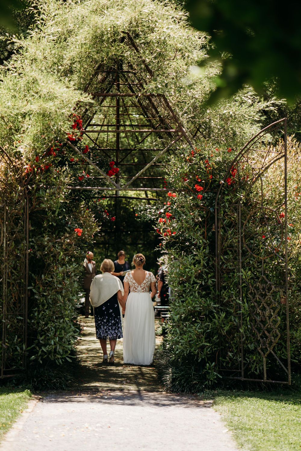 tree-church-wedding-photo