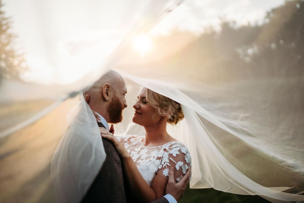 bride-and-groom-sunset-veil-photo
