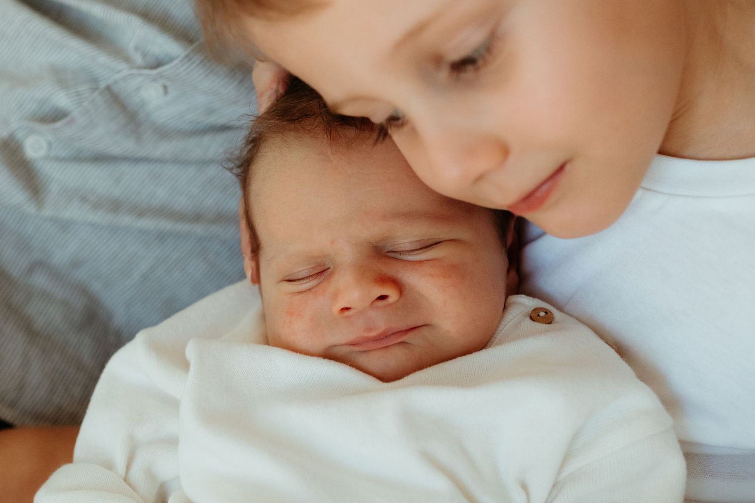 Newborn photoshoot at home lifestyle relaxed real and raw in abu dhabi