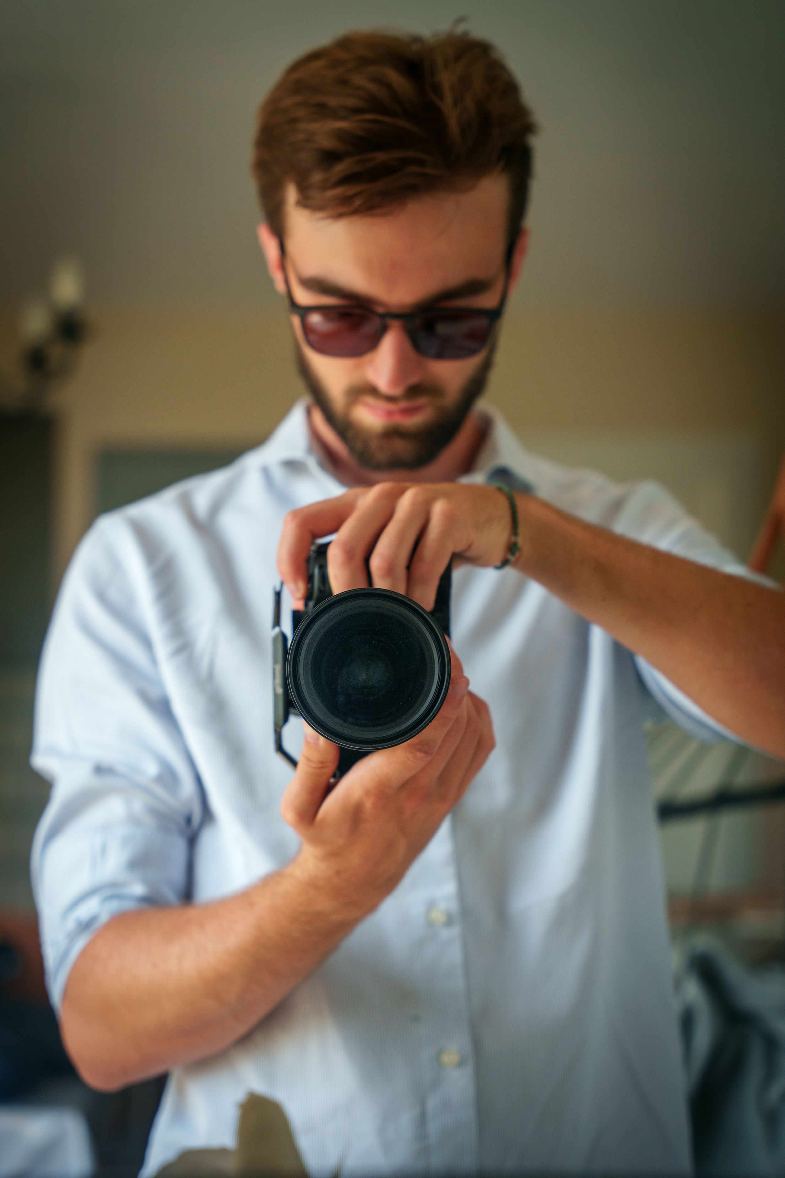 Selfie miroir d'un photographe professionnel avec son appareil photo.