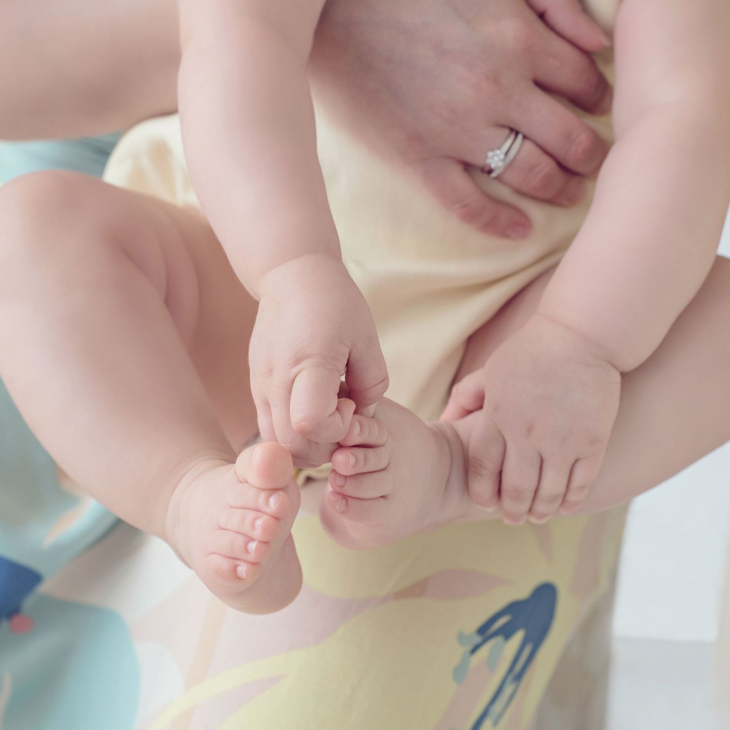 Fotografía familiar en estudio, momentos espontáneos y luz natural. Estudio en Reñaca. Fotografía de bebés.