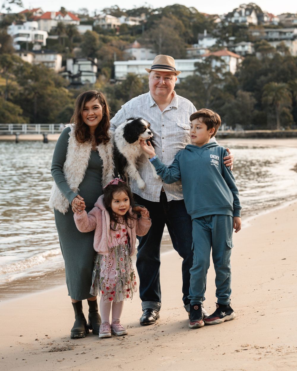 family-and-their-cavalier-pup-at-chowder-bay-baech-mosman-during-a-family-photoshoot