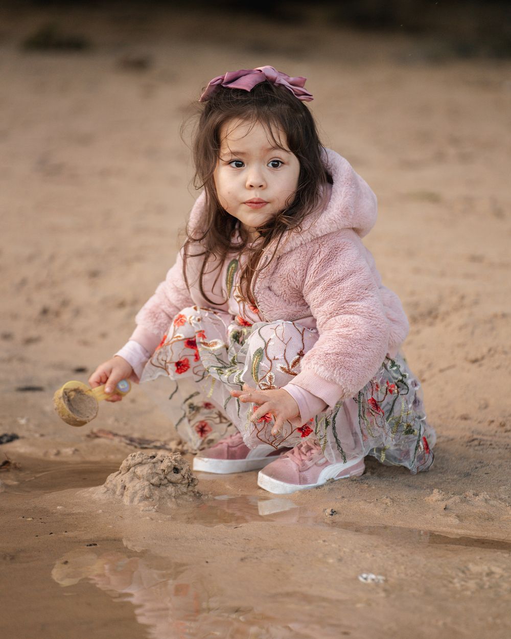 little-girl-having-fun-at-the-beach-during-family-photoshoot-in-sydney