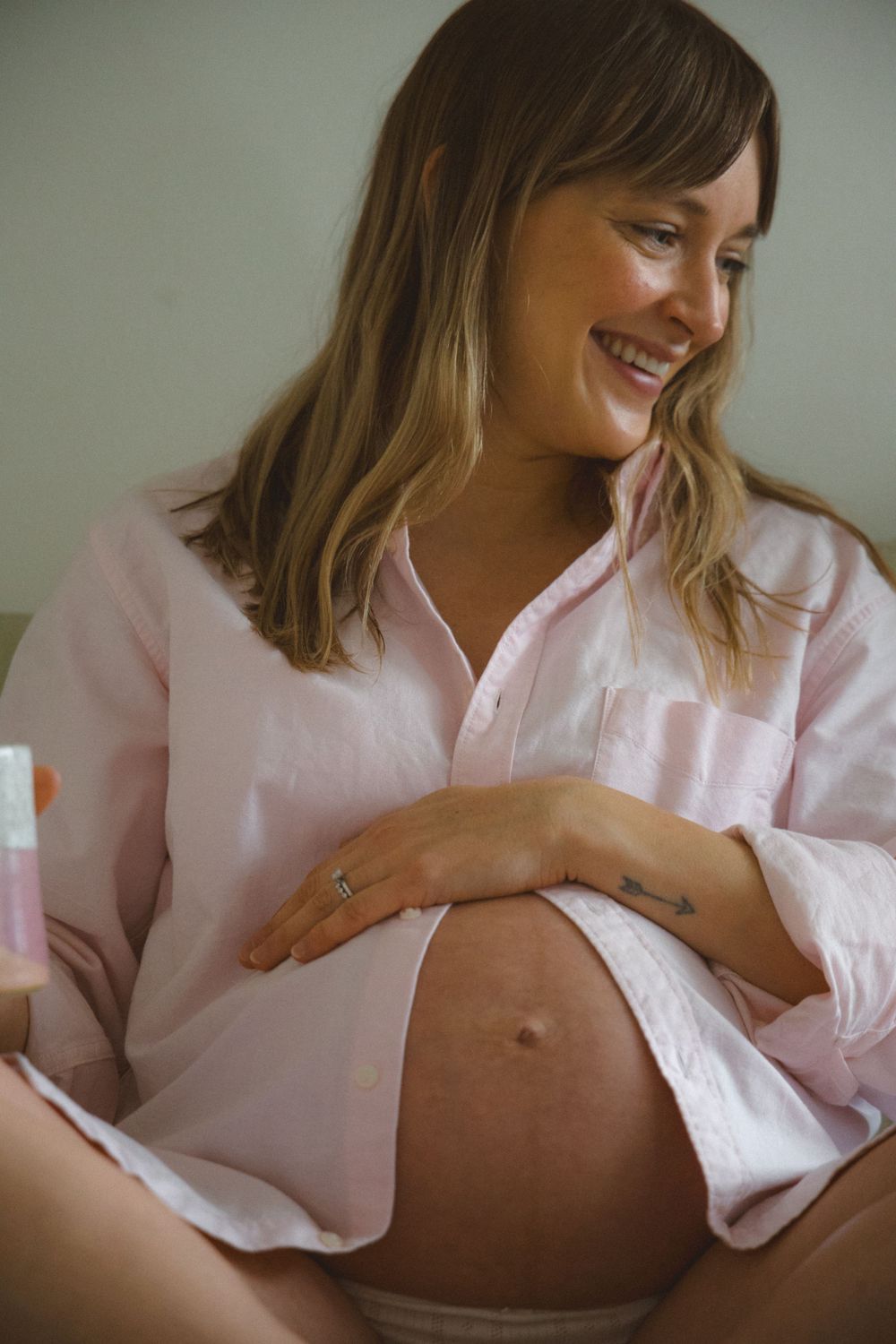 relaxed and candid pregnancy photoshoot at home on a rainy day in vancouver, bc from a maternity session by a vancouver family photographer.