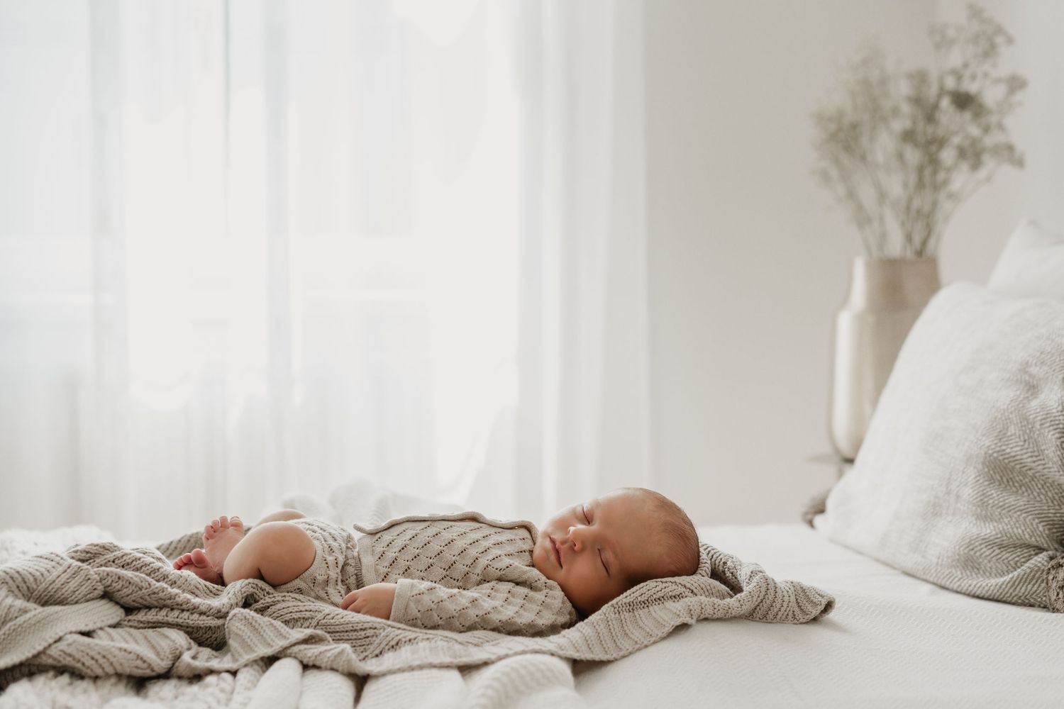 schlichtes, zeitloses Bild eines Neugeborenen beim Babyfotoshooting Stockerau Nicole Quaritsch - Photography