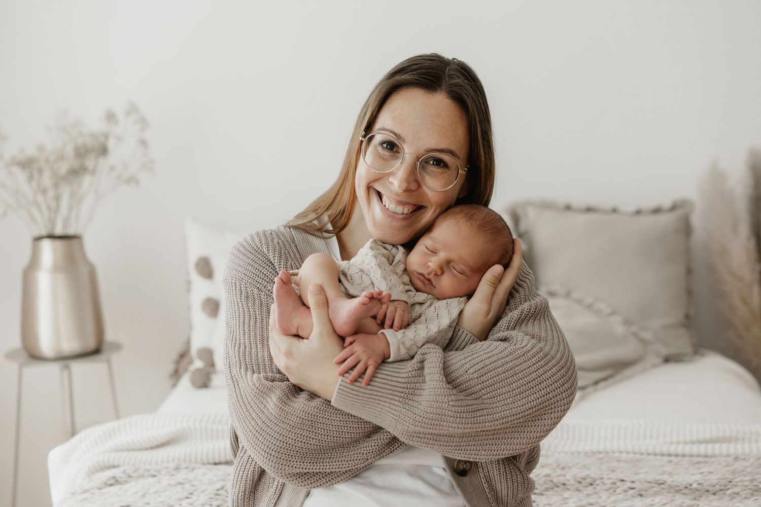 zeitloses Foto von Mama mit ihrem Neugeborenen beim Fotoshooting im Atelier in Stockerau Nicole Quaritsch - Photography