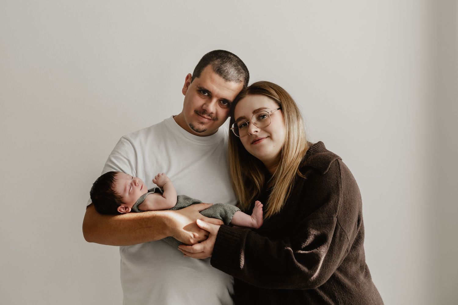 Babyfotoshooting Stockerau, Eltern mit Baby im Arm, Atelier, Fotostudio Korneuburg, Tulln