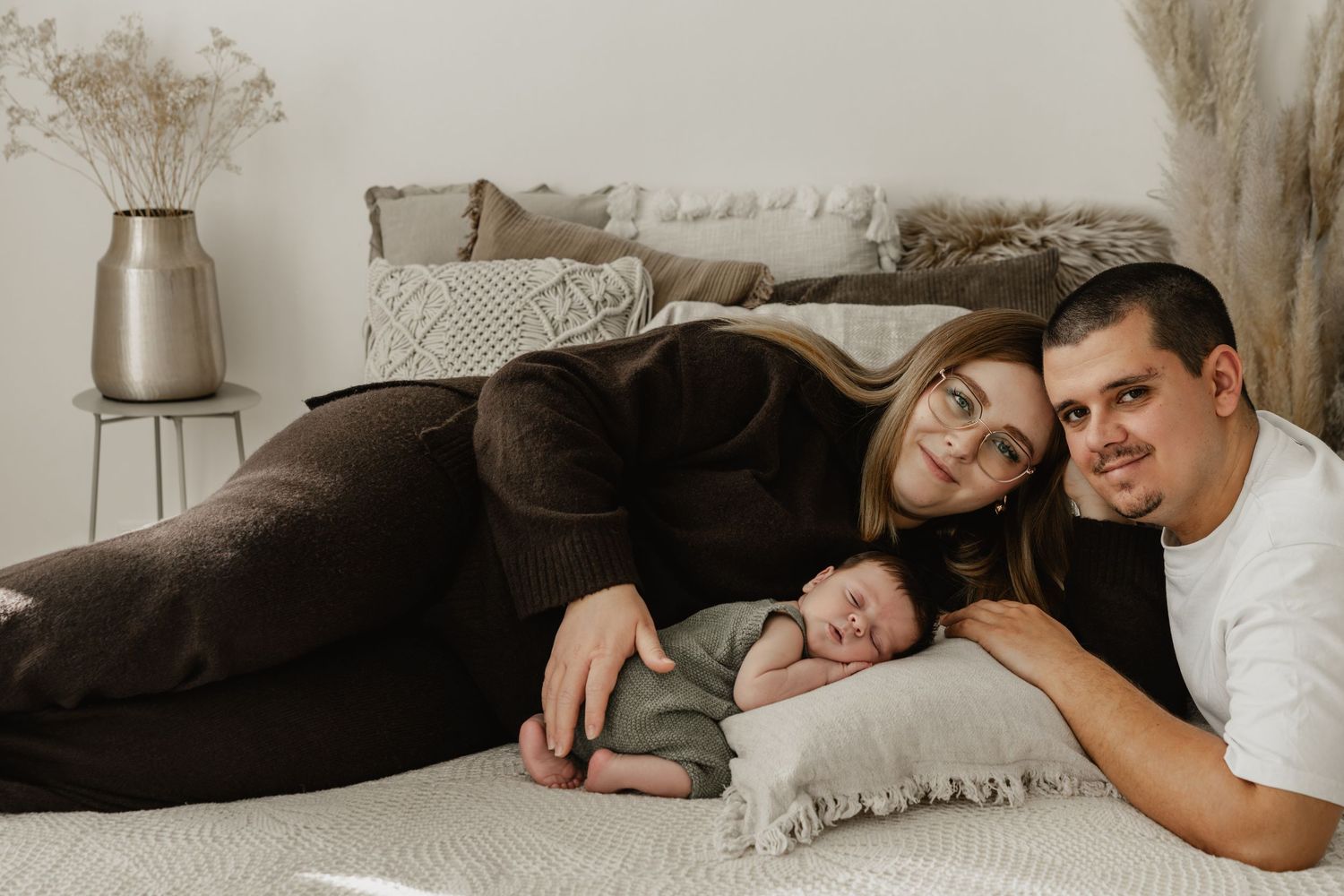 Bohofotostudio Stockerau, Newbornfotos, Babyfotos auf Shootingbett von jungen Eltern mit ihrem Neugeborenen
