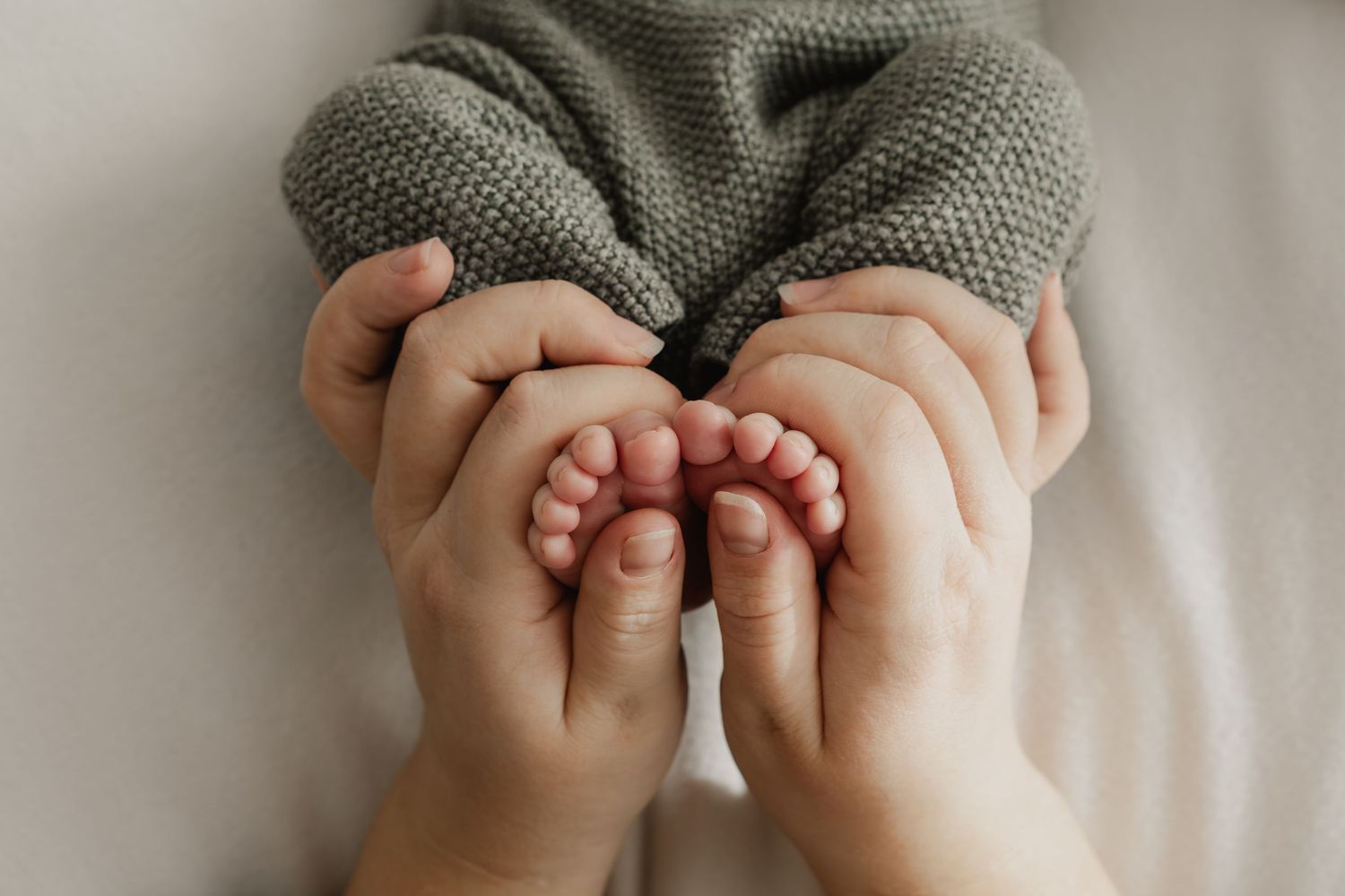 Nahaufnahme von den Füßen eines Neugeborenen beim Babyfotoshooting Wien, Stockerau, Niederösterreich