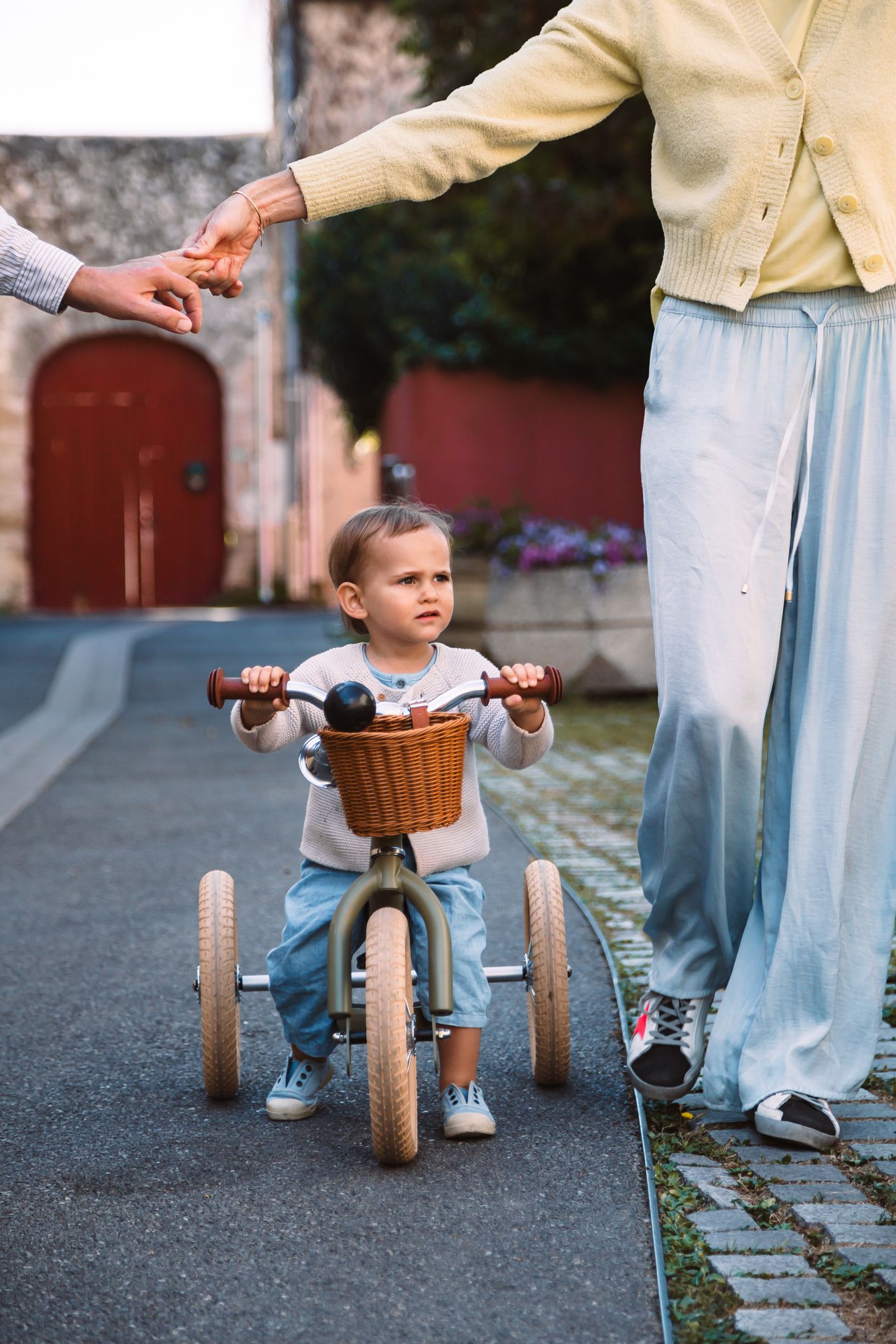 Rires et jeux entre un papa et sa fille lors d'un shooting photo à L'Isle-sur-la-Sorgue.