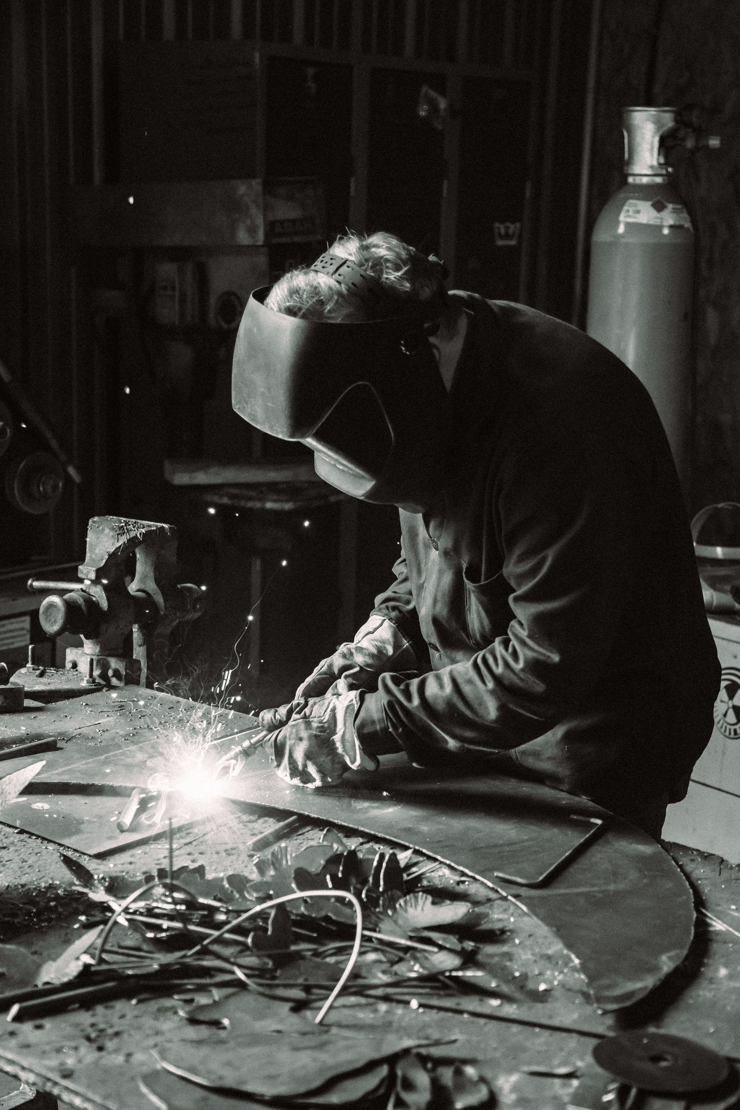 Reportage photo d'artisan à Pernes-les-Fontaines — gestes précis, matières vivantes, savoir-faire préservé.