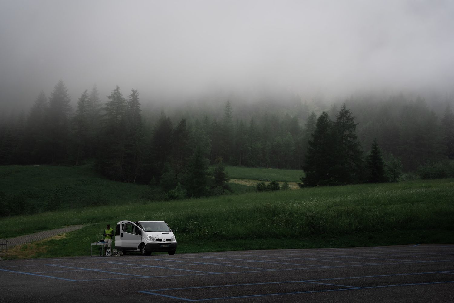van sur le parking du col raiser dans les dolomites