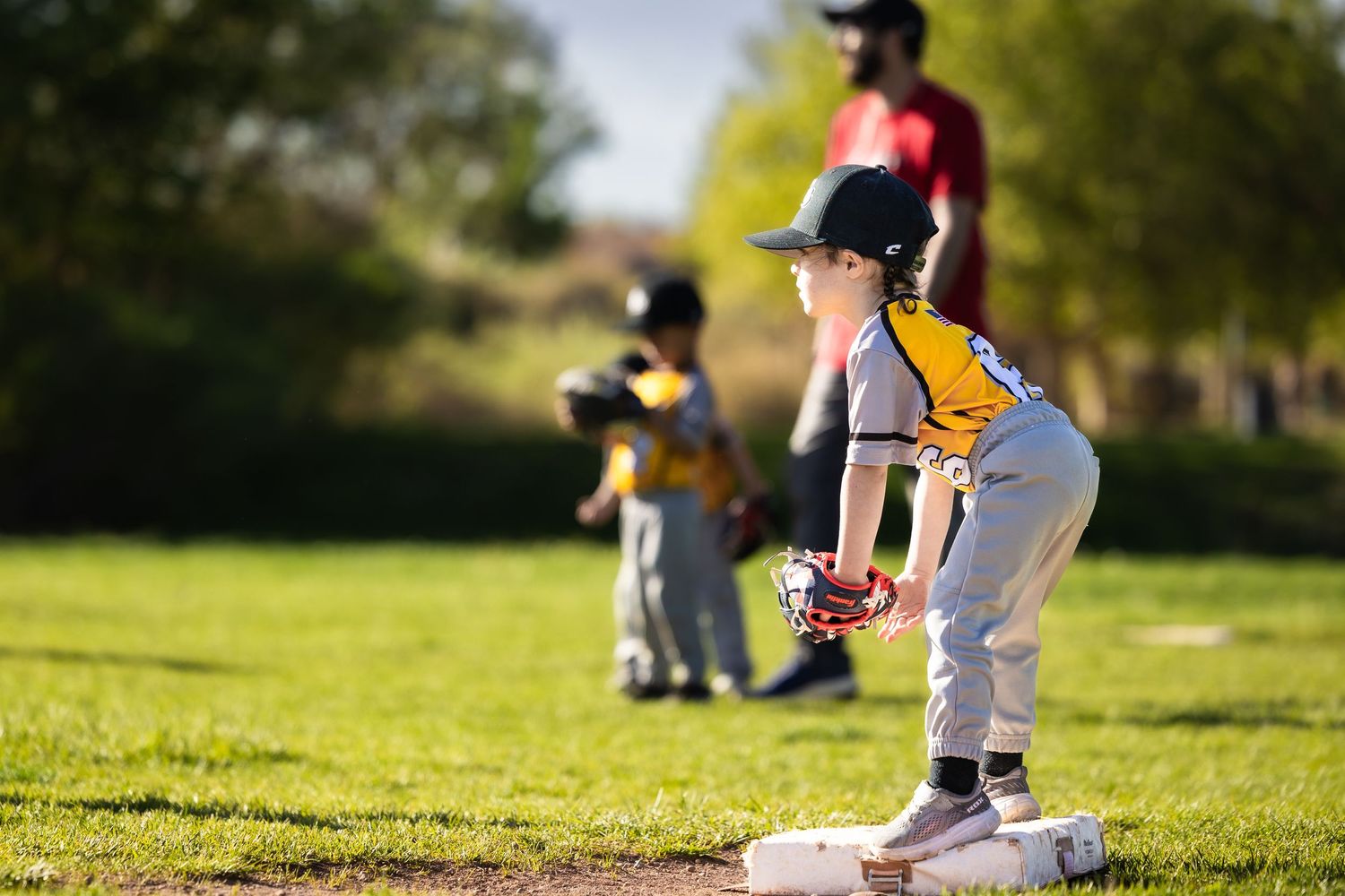 Little League girl at first base ready for a catch. Sports photography by Memorari Portrait in New Mexico