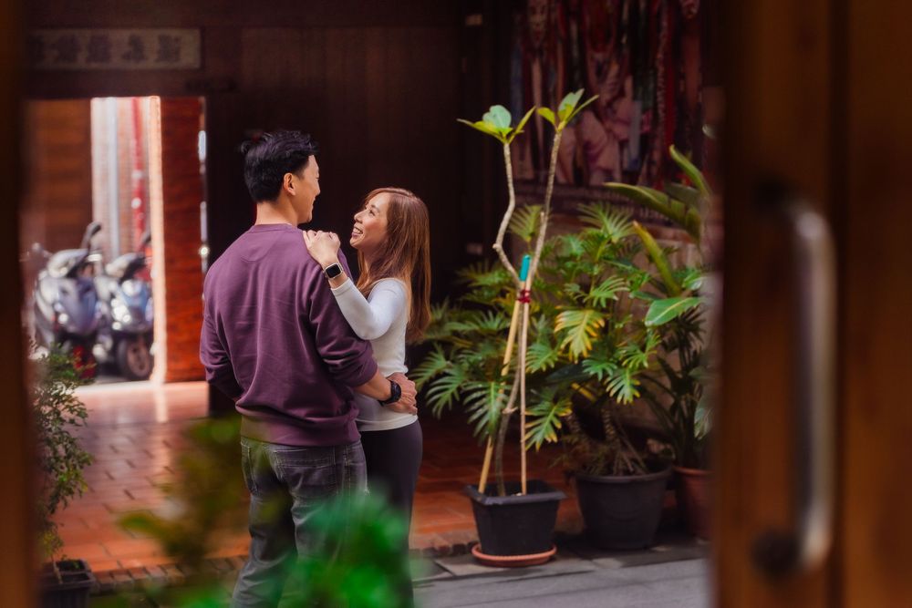 A couple hugging at Dihua Street in Dadaocheng, Datong District, Taipei.