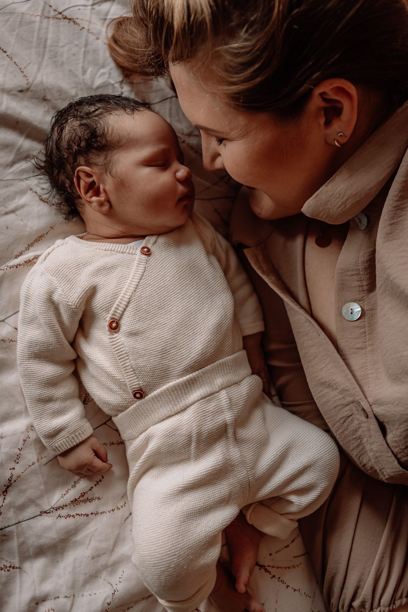 Newborn lifestyle fotografie met moeder in Terneuzen, Zeeland, Oost-Vlaanderen