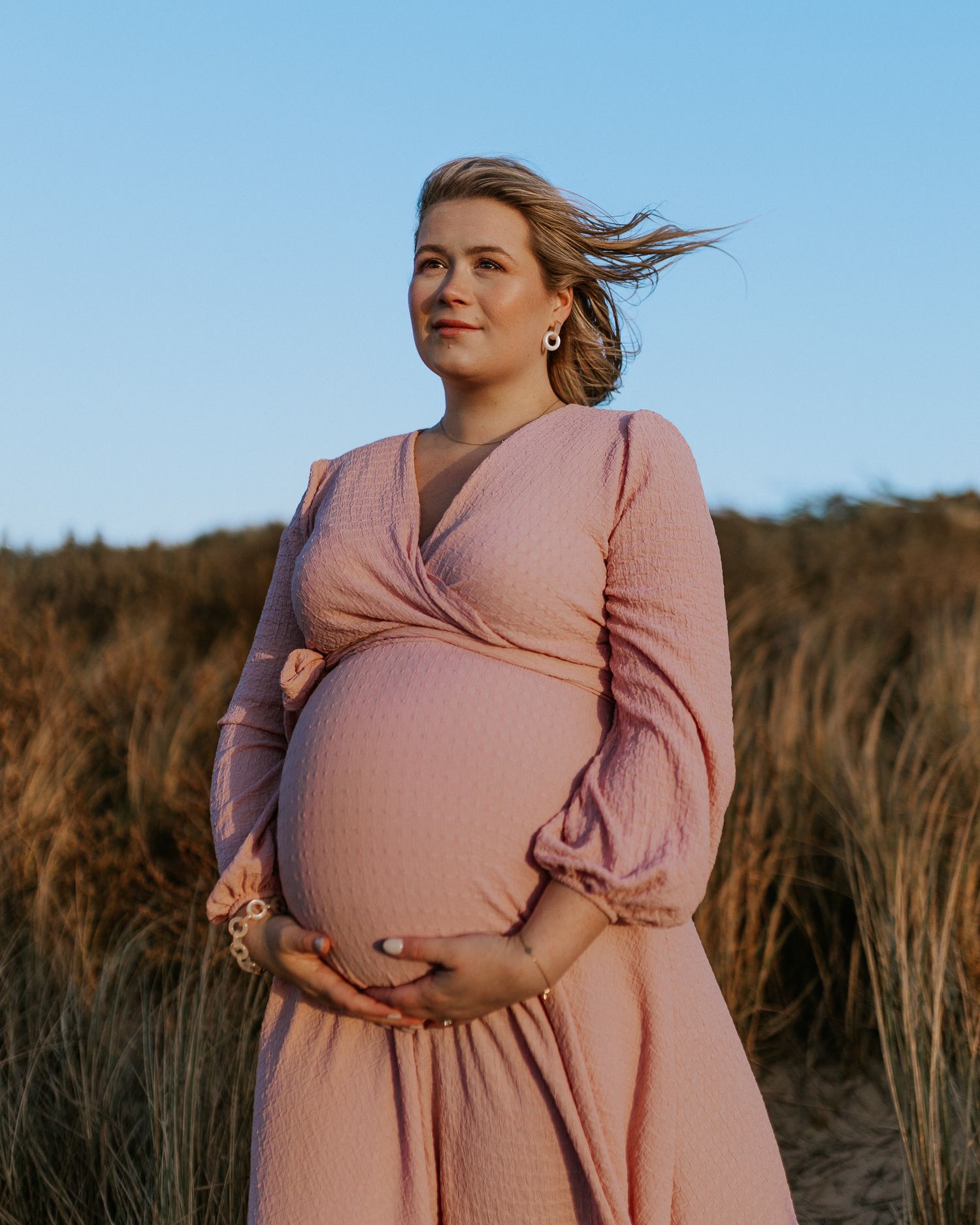Zwangerschapsshoot vrouw op het strand in Terneuzen, Zeeland, Oost-Vlaanderen