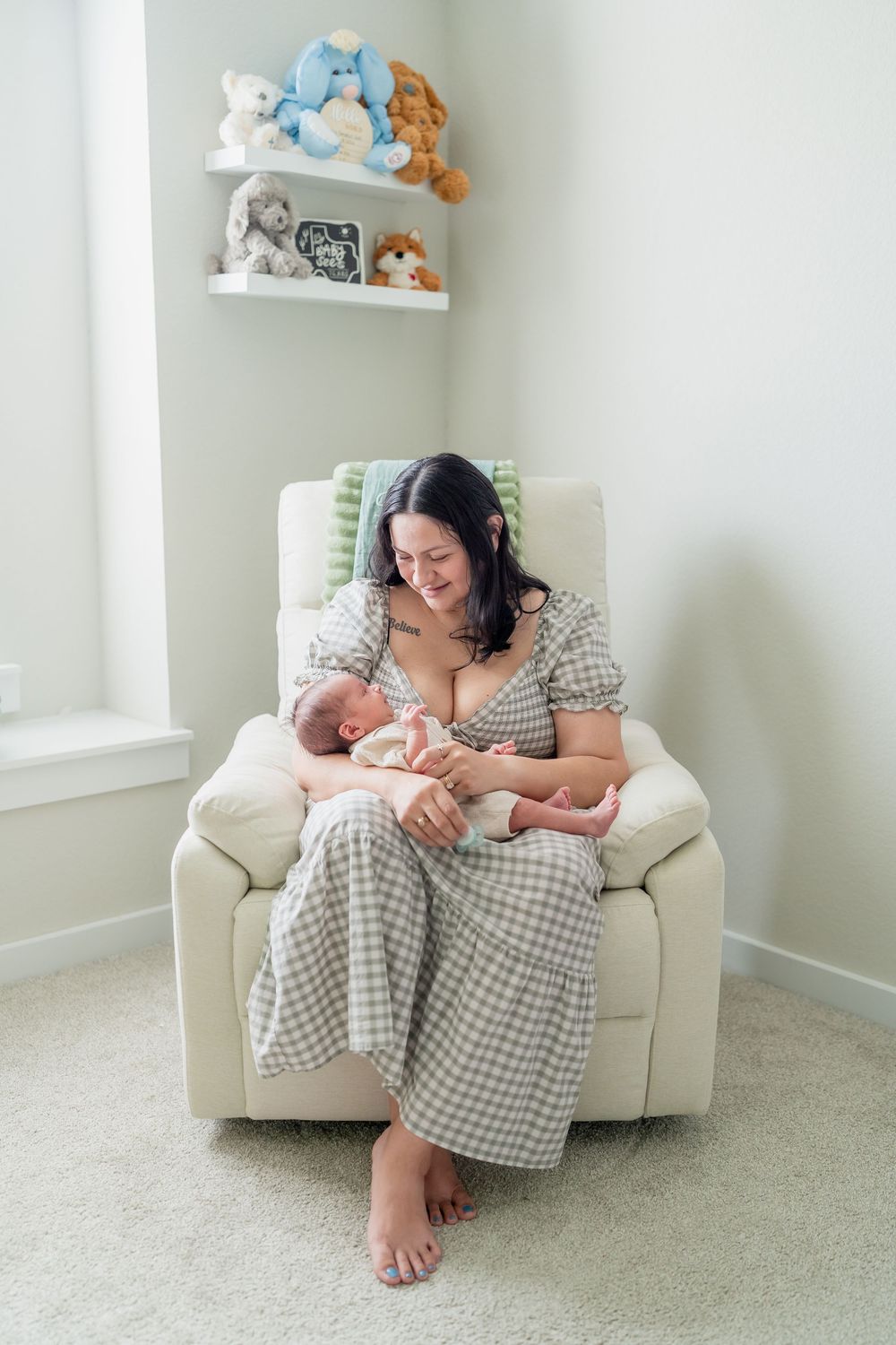 Newborn Lifestyle Family Session by Houston Photographer in home