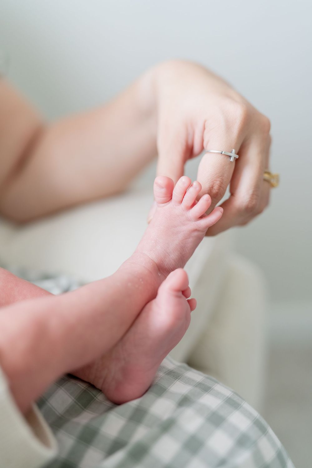 Newborn Lifestyle Family Session by Houston Photographer in home baby feet photography