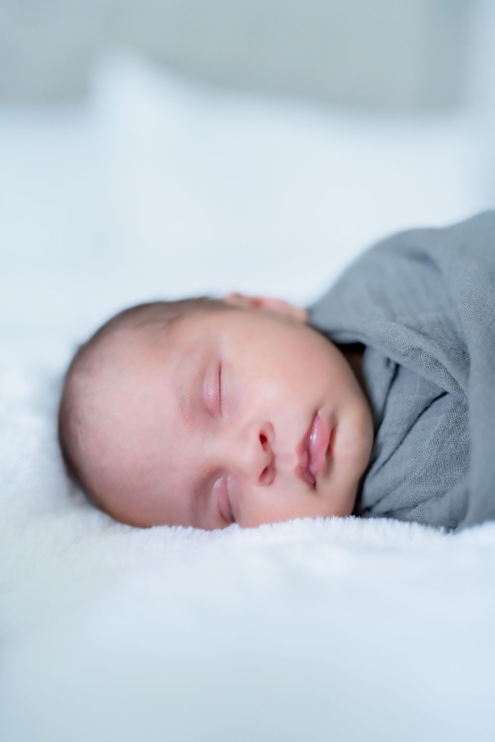 Newborn Lifestyle Family Session by Houston Photographer in home
