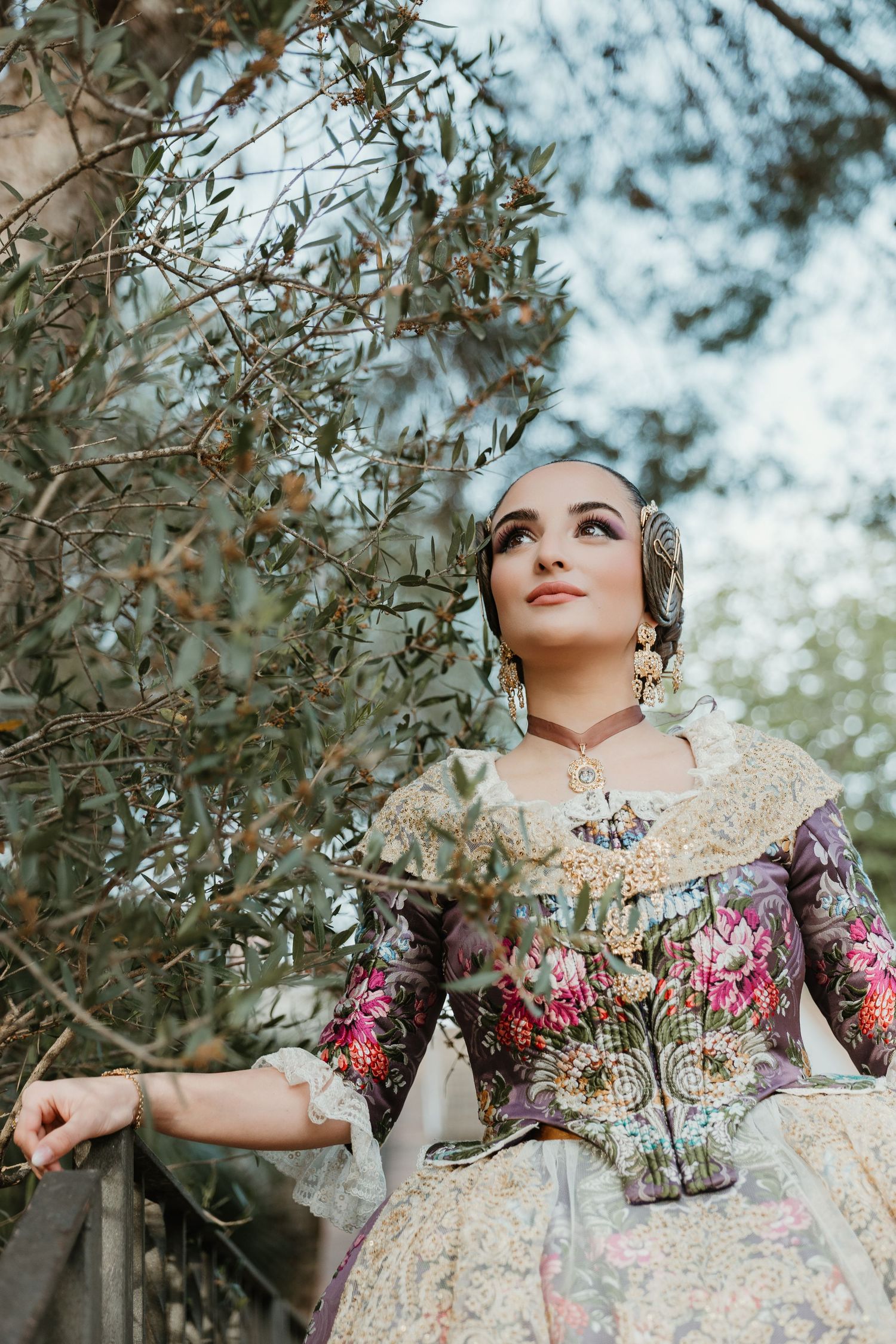 Reportaje fallero elegante en Valencia con traje de fallera y fotografía artística