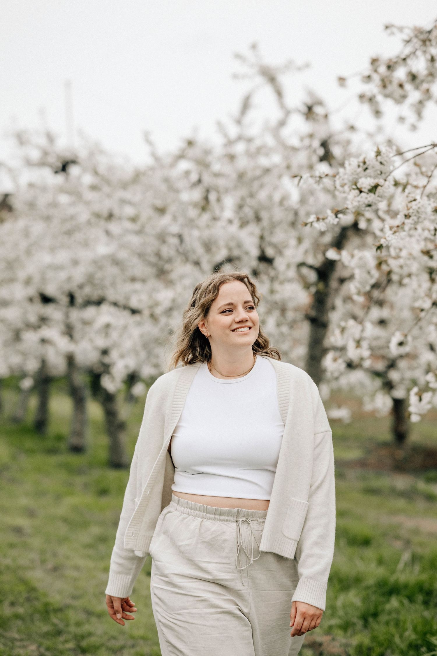 Lächelnde Frau mit beigem Outfit beim Kennenlernshooting mit Hochzeitsfotografin im Alten Land.