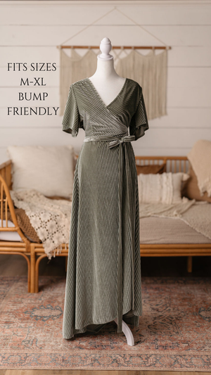 Client closet maternity dress available for photography sessions at Anna Carreno Photography