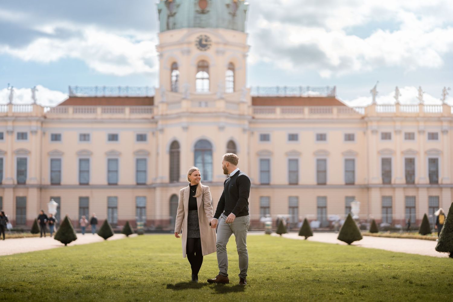Entspanntes Paarshooting in Charlottenburg im Park mit zeitlosen Bildern