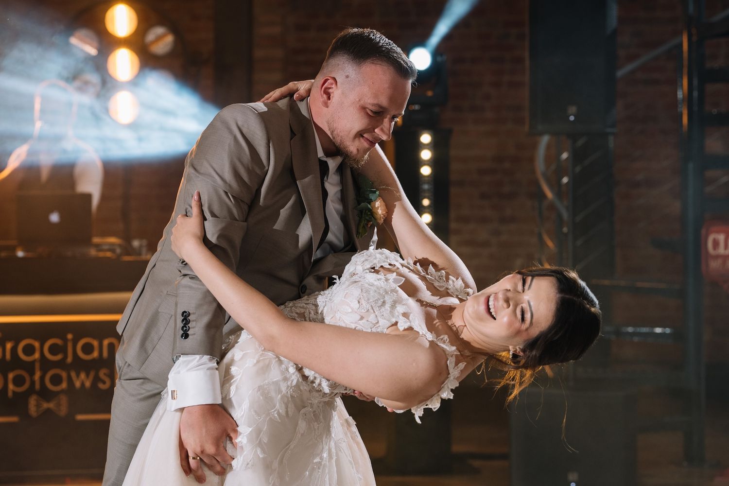 Pierwszy taniec pary młodej na weselu w Poznaniu