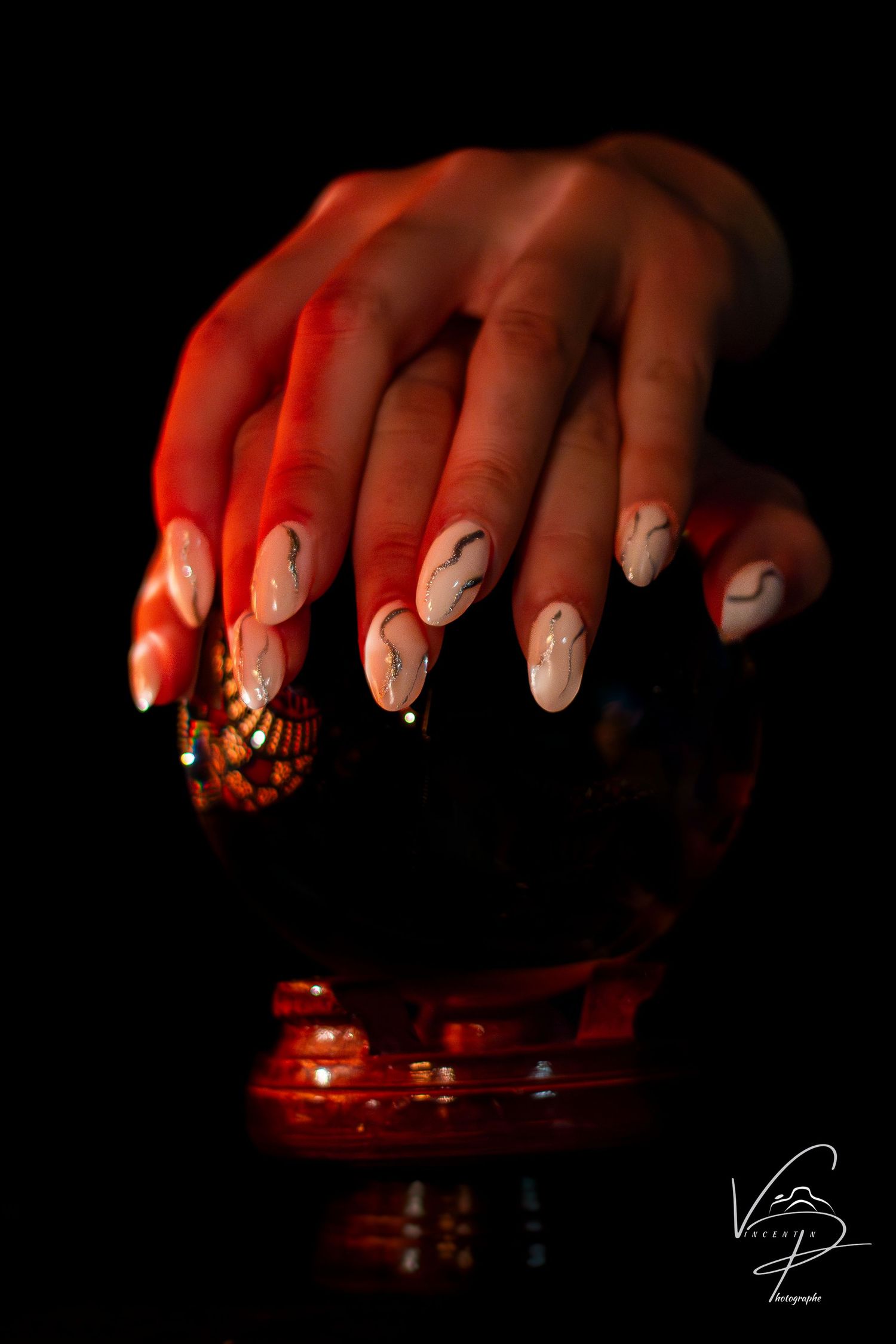 Une photo de votre entreprise ?  voici un exemple de résultat pour une création magnifique sur des ongles avec une belle lumière