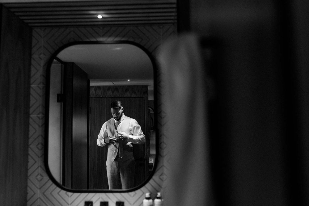 groom wedding preparation mirror porto