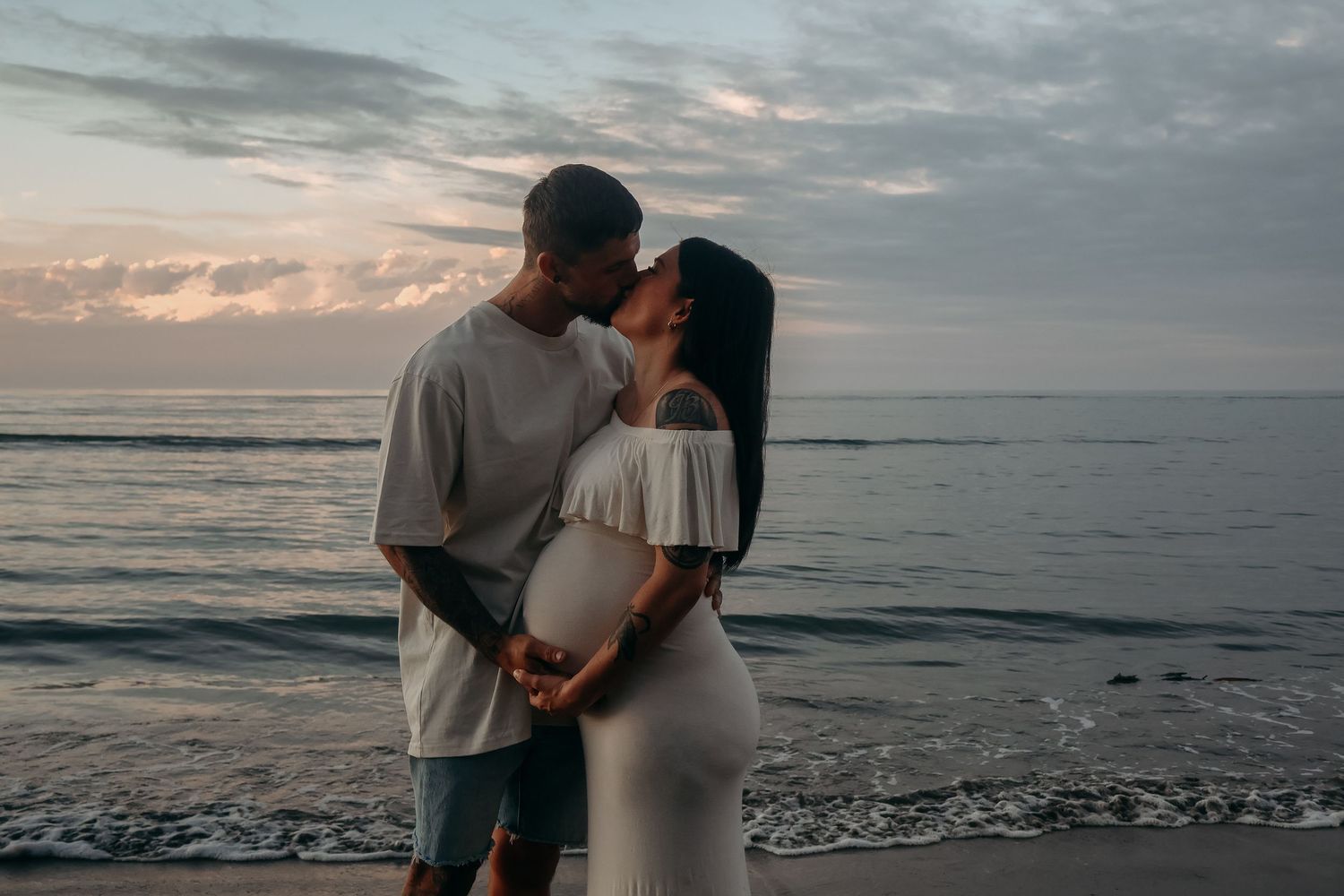 Calm, natural maternity photography celebrating the journey into parenthood.