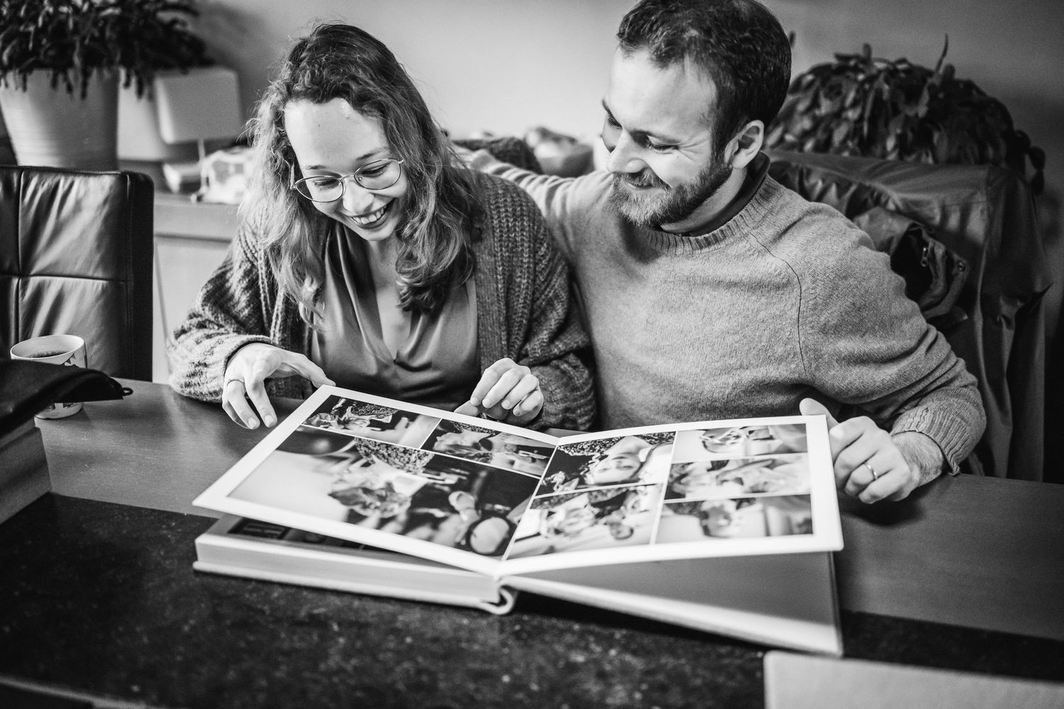 Koppel herbeleeft hun huwelijksdag in een tijdloos trouwalbum van Bart Boodts Photography, met warme emoties en authentieke momenten.