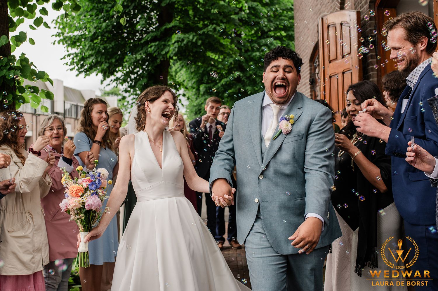 Liefdevol en spontaan moment van een verloofd stel tijdens een natuurlijke trouwreportage, vastgelegd door een ervaren trouwfotograaf tijden