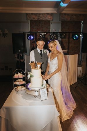 Newly weds cut their wedding cake at Washingborough Hall - taken by Grimsby photographer.