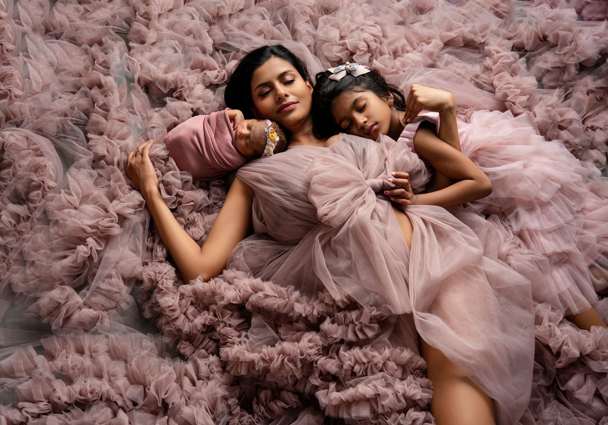 maternity woman with his child - Jasmeet K Photography
