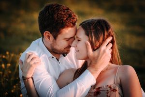 Paarfotos/ Paarshooting/ Coupleshooting in den Bergen. Fladnitz an der Teichalm und Sommeralm bei Sonnenuntergang. Fotograf Steiermark