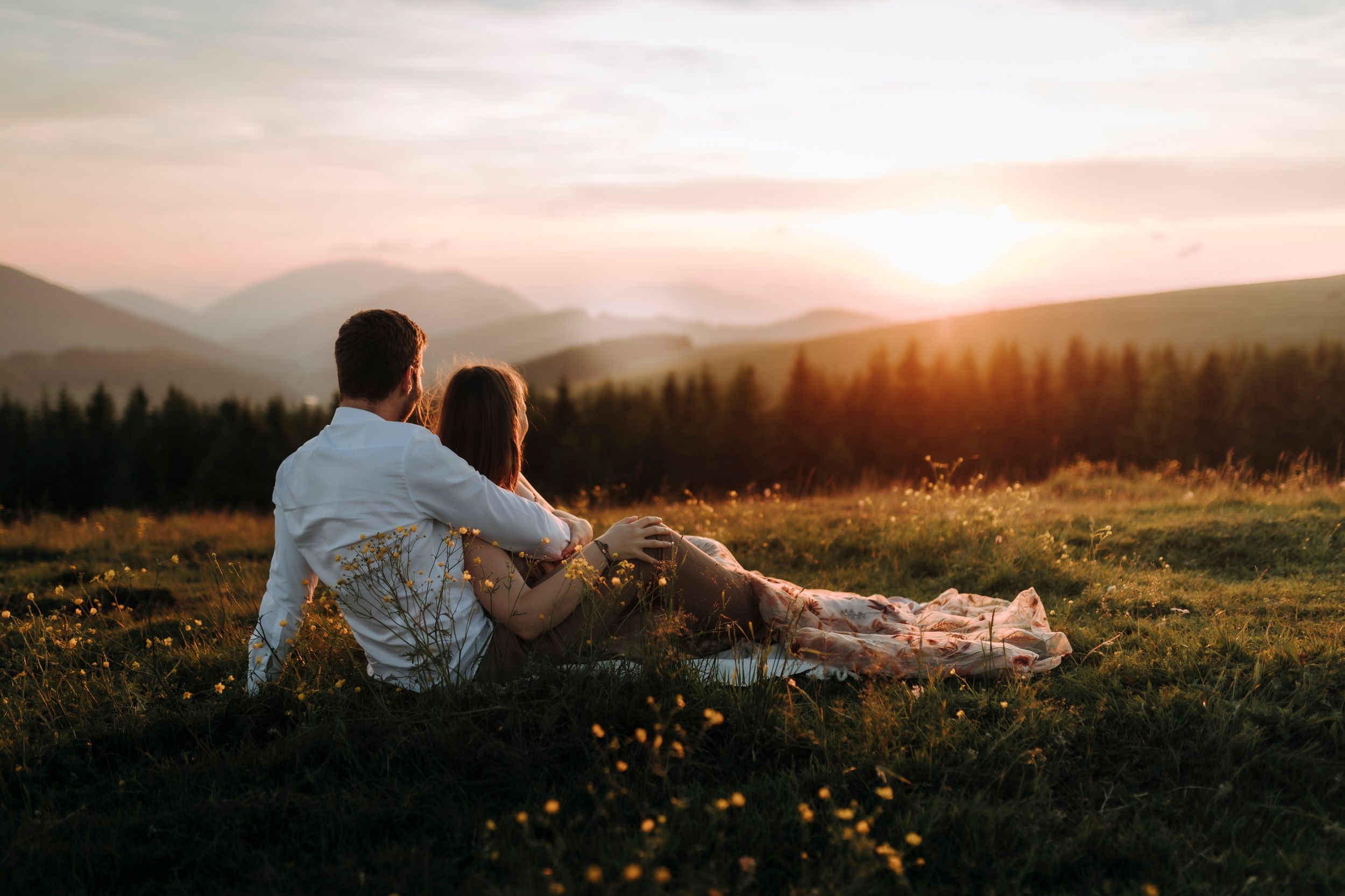 Paarfotos/ Paarshooting/ Coupleshooting in den Bergen. Fladnitz an der Teichalm und Sommeralm bei Sonnenuntergang. Fotograf Steiermark