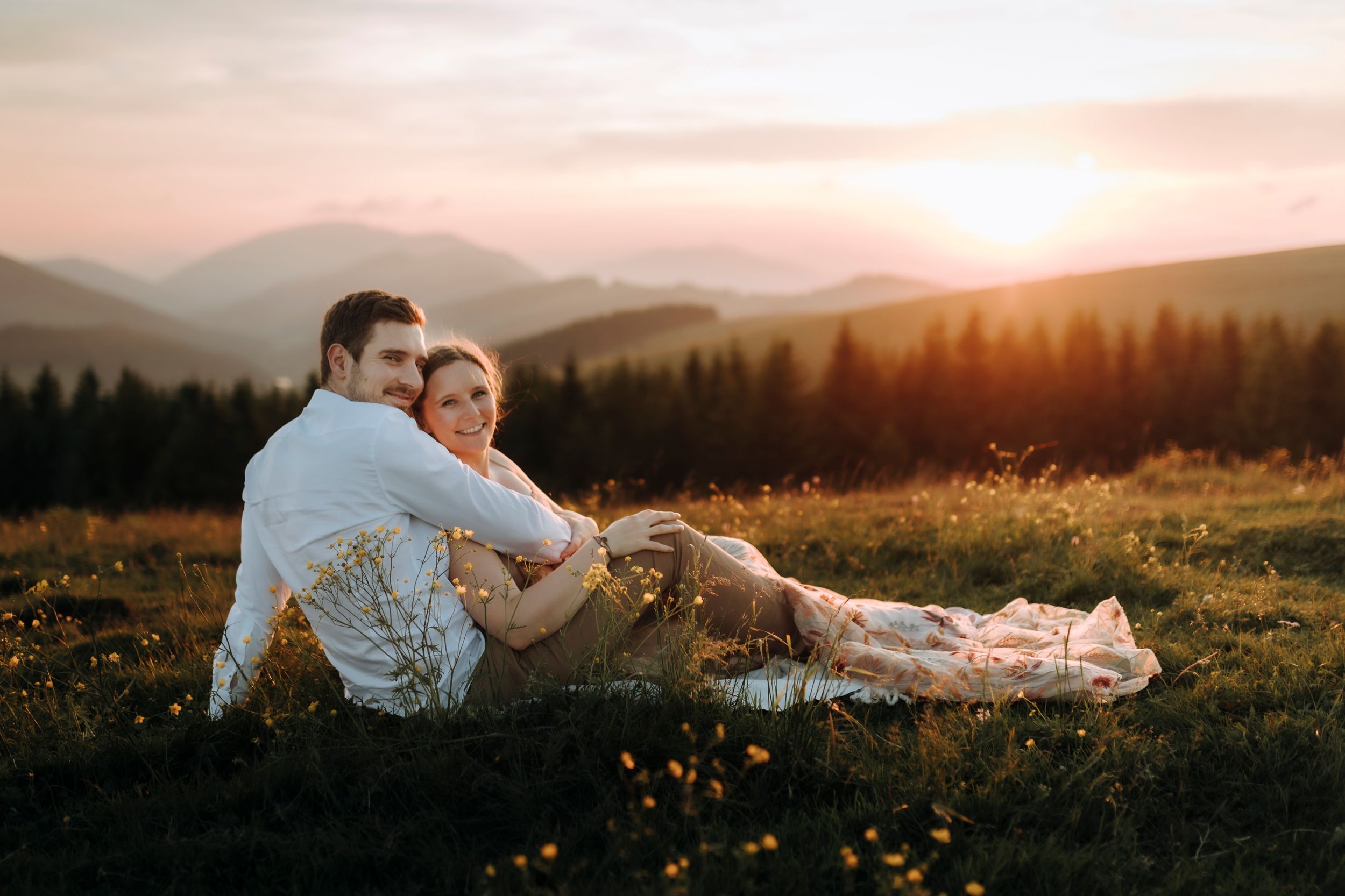 Paarfotos/ Paarshooting/ Coupleshooting in den Bergen. Fladnitz an der Teichalm und Sommeralm bei Sonnenuntergang. Fotograf Steiermark