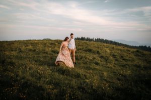Paarfotos/ Paarshooting/ Coupleshooting in den Bergen. Fladnitz an der Teichalm und Sommeralm bei Sonnenuntergang. Fotograf Steiermark
