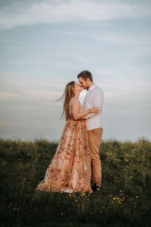 Paarfotos/ Paarshooting/ Coupleshooting in den Bergen. Fladnitz an der Teichalm und Sommeralm bei Sonnenuntergang. Fotograf Steiermark