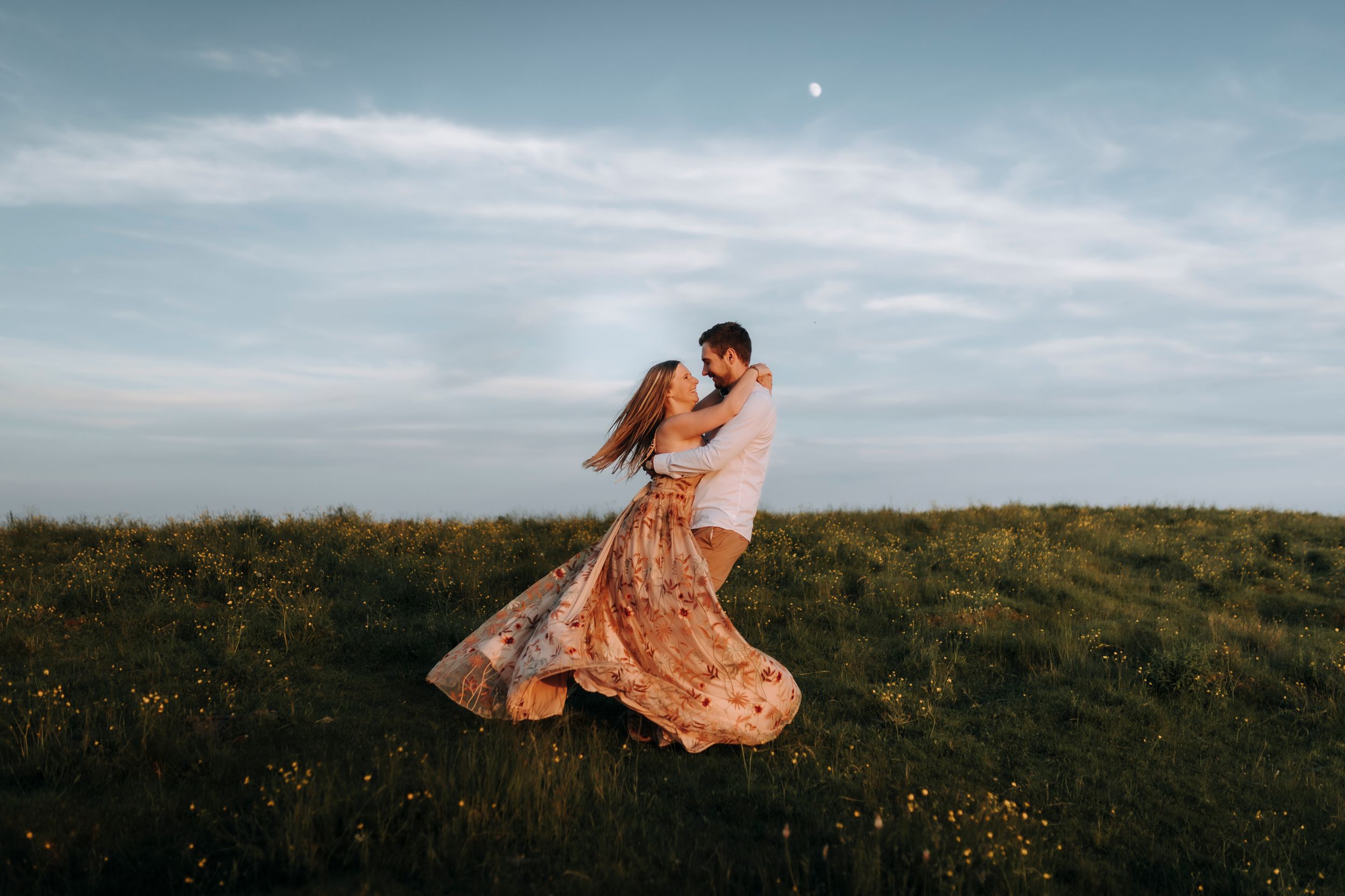 Paarfotos/ Paarshooting/ Coupleshooting in den Bergen. Fladnitz an der Teichalm und Sommeralm bei Sonnenuntergang. Fotograf Steiermark