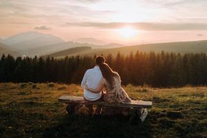 Paarfotos/ Paarshooting/ Coupleshooting in den Bergen. Fladnitz an der Teichalm und Sommeralm bei Sonnenuntergang. Fotograf Steiermark