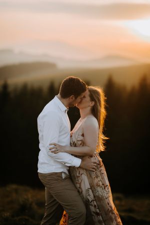 Paarfotos/ Paarshooting/ Coupleshooting in den Bergen. Fladnitz an der Teichalm und Sommeralm bei Sonnenuntergang. Fotograf Steiermark