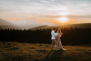 Paarfotos/ Paarshooting/ Coupleshooting in den Bergen. Fladnitz an der Teichalm und Sommeralm bei Sonnenuntergang. Fotograf Steiermark