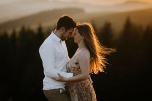 Paarfotos/ Paarshooting/ Coupleshooting in den Bergen. Fladnitz an der Teichalm und Sommeralm bei Sonnenuntergang. Fotograf Steiermark