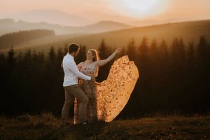 Paarfotos/ Paarshooting/ Coupleshooting in den Bergen. Fladnitz an der Teichalm und Sommeralm bei Sonnenuntergang. Fotograf Steiermark