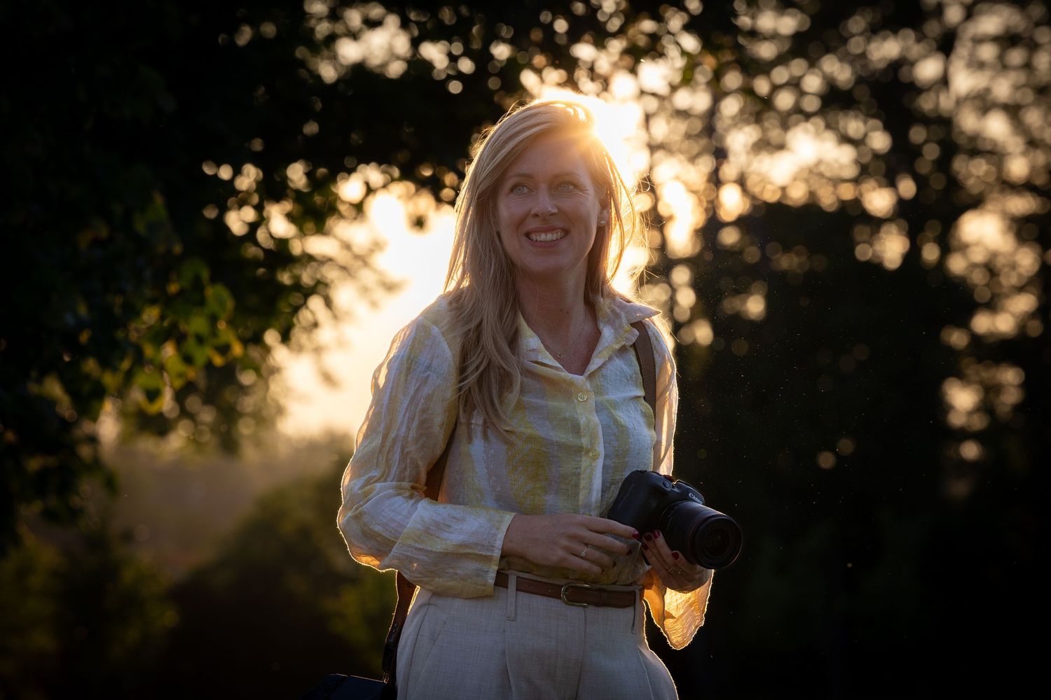 Lieke als fotograaf in Italie met zonsondergang