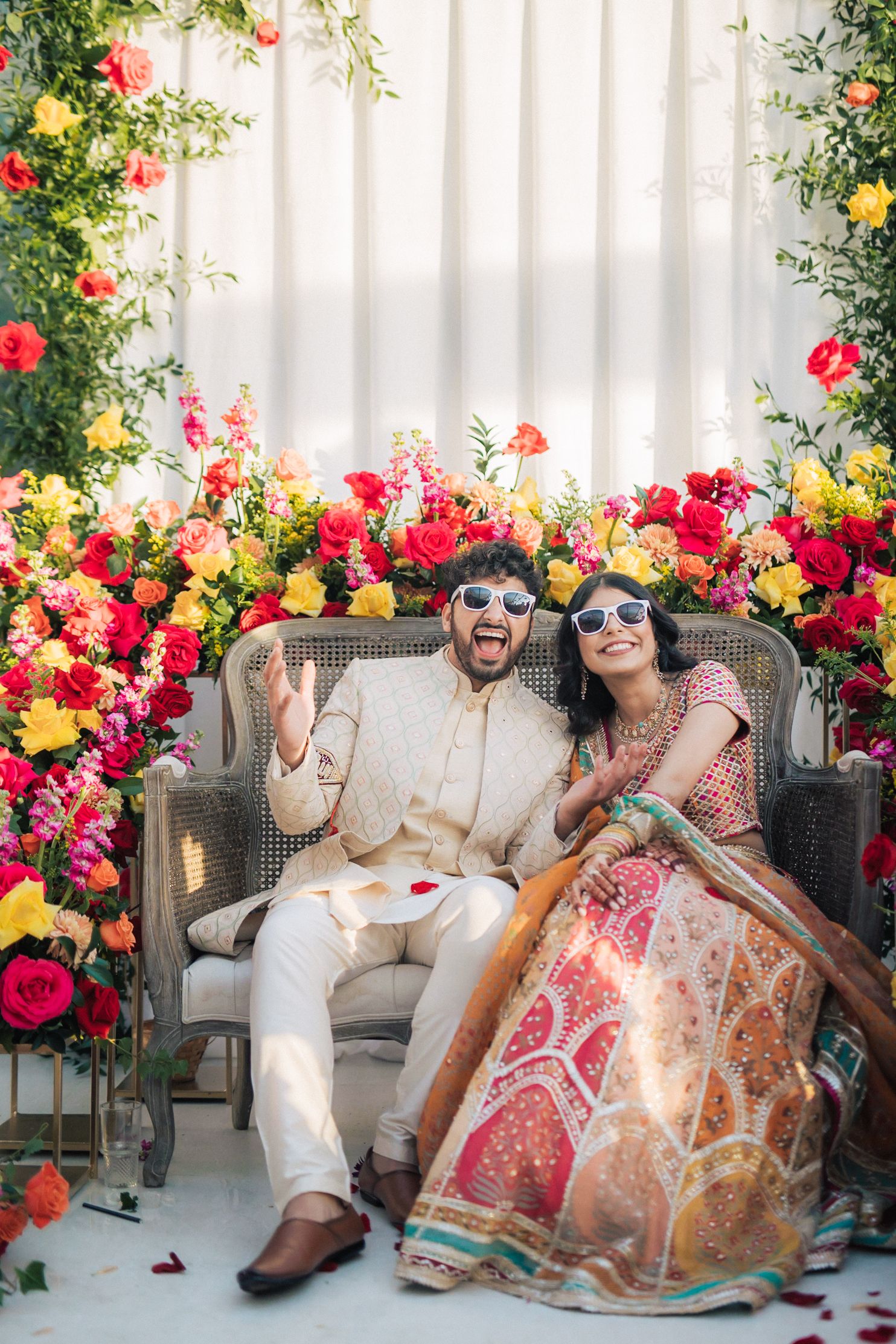 Indian wedding at Forte da Cruz with vibrant colors, joyful moments, and stylish details by Portugal wedding photographer Regina.