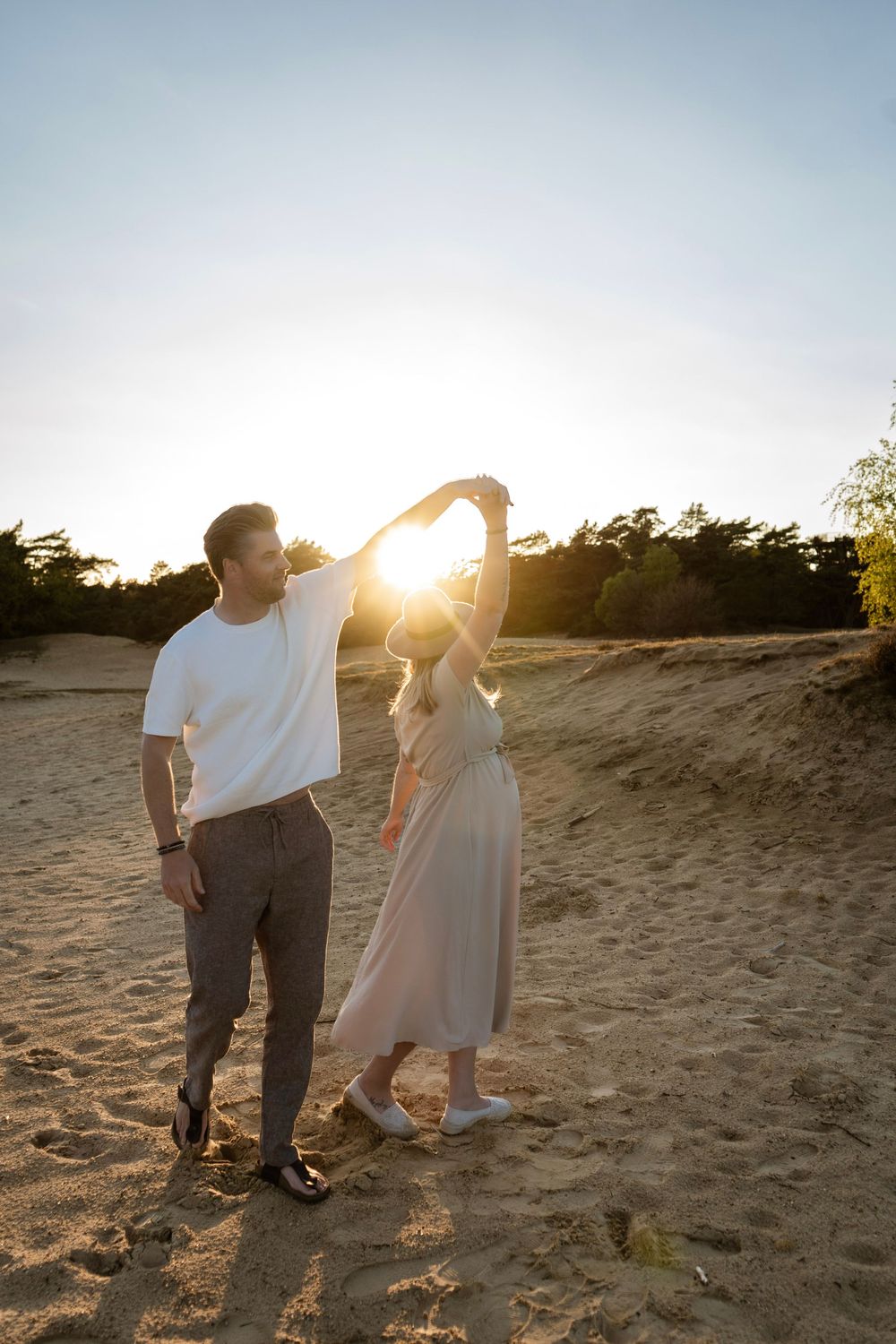 Zwangerschapsshoot tijdens golden hour in omgeving Amersfoort